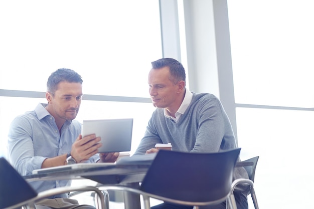 Geschäftstreffen mit Unternehmen oder Geschäftsleuten mit Tablet für Investitionsstrategie, Finanzwachstum oder Finanzüberprüfung Teamwork bei der Analyse von Bürogebäudeplanungsdaten oder der Suche nach Wirtschaftsdaten