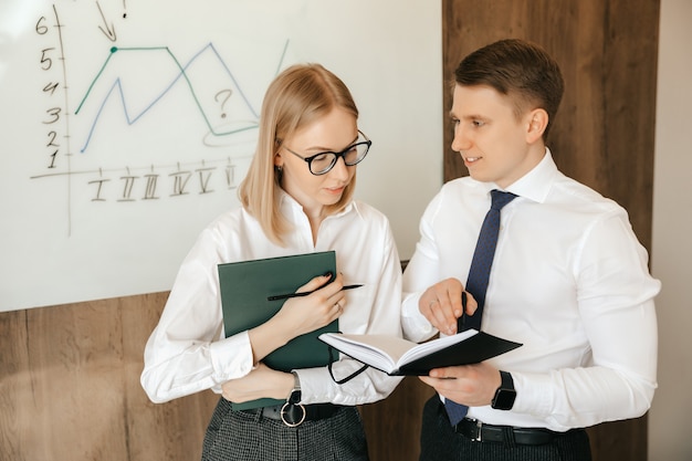 Geschäftstreffen und Teamwork von Geschäftsleuten im Büro