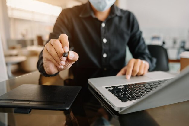 Geschäftsunterlagen auf Bürotisch mit intelligentem Telefon und digitaler Tablette und Diagramm finanziell