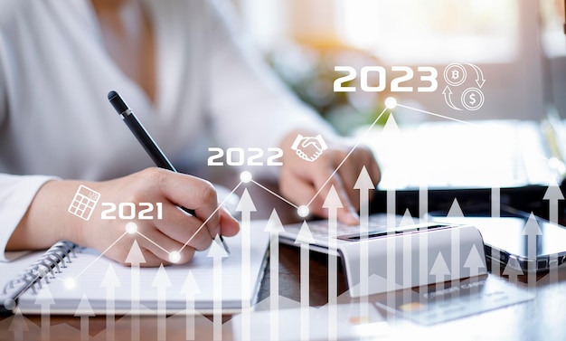 Geschäftswachstumsdaten-Diagrammpfeil mit Diagramm 2023-Budget Geschäftsmann zeigt Pfeildiagramm zukünftiges Unternehmenswachstum Jahr 2022 bis 2023 Entwicklung zu Erfolg und Motivation