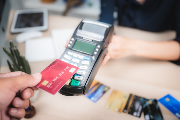 Geschäftszahlung mit Kreditkartenautomat, Kundenkauf-Zahlungskonzept