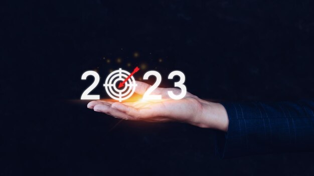 Geschäftsziel und Ziel 2023 Symbol Hand zeigt mit dem virtuellen Bildschirm 2023 Beginnen Sie das neue Jahr 2023 mit einem Zielplan, Aktionsplan, Strategie, Geschäftsvision für das neue Jahr