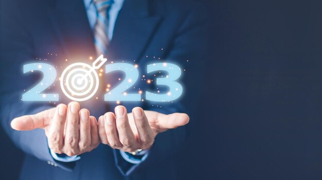 Geschäftsziel und Ziel auf dem Konzept des neuen Jahres 2023, das den virtuellen Bildschirm 2023 des neuen Jahres hält, neue Geschäftsideen, die in der Zukunft auftauchen