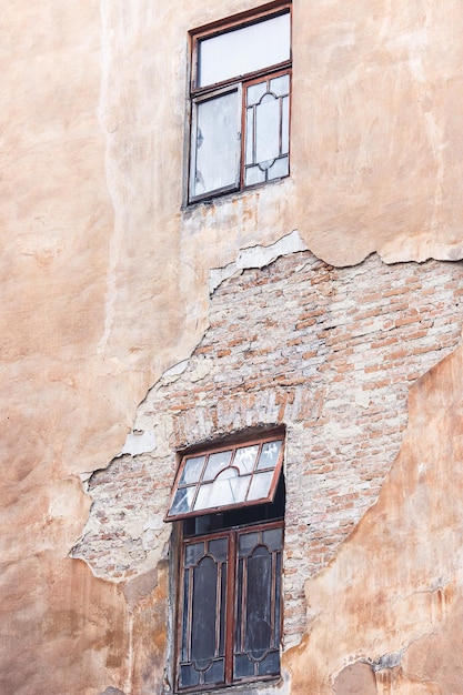 Geschälte alte Mauer mit Fenstern Zwei Fenster im Altbau