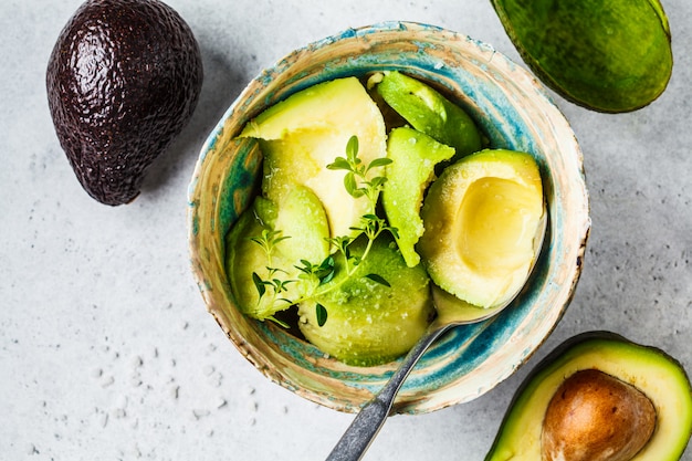 Geschälte Avocadohälften in einer Schüssel, die Guacamole kocht