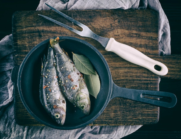 Geschälte Fische von den Skalen mit Gewürzen