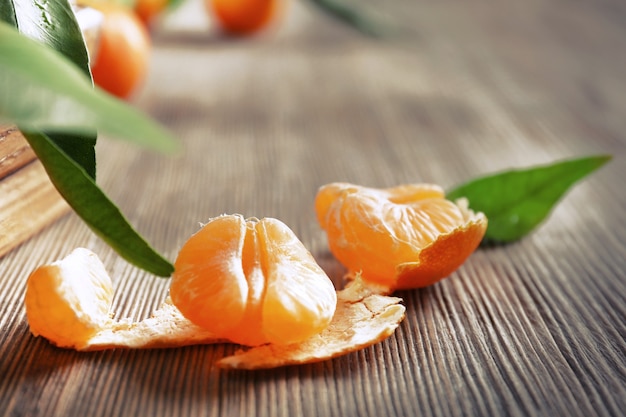 Geschälte frische Mandarine auf Holztisch closeup