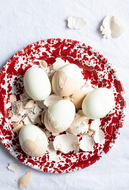 Geschälte frische rohe Bio-Eier auf einem Tablett