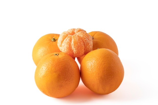 Geschälte Mandarine auf vier Orangen isoliert auf weißem Hintergrund