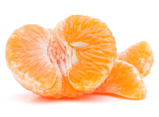 Geschälte Mandarine oder Mandarinenfrucht halb isoliert auf weißem Hintergrundausschnitt