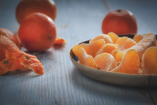 Foto geschälte mandarinen in einer kleinen schüssel