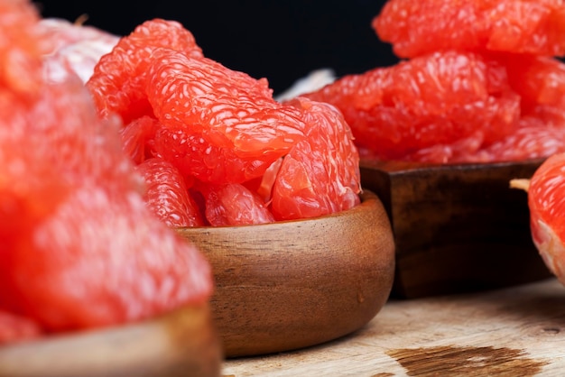 Geschälte rote Grapefruit beim Kochen in Scheiben geteilt, saftige Zitrus-Grapefruit