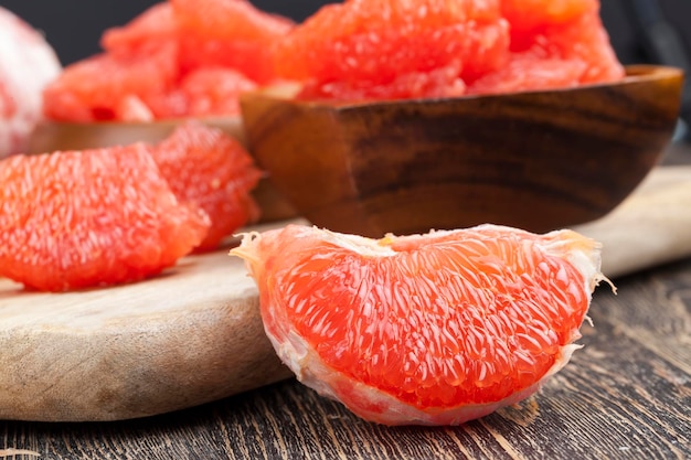 Geschälte rote Grapefruit in Scheiben geteilt