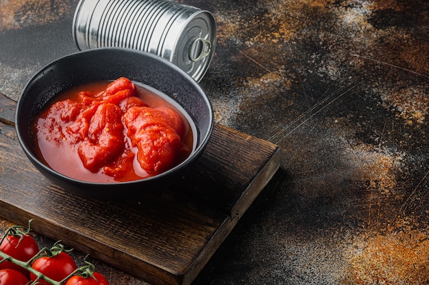 Geschälte Tomaten, auf altem dunklem rustikalem Hintergrund mit Kopienraum für Text