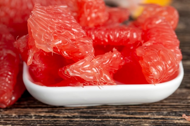 Geschälte und in Teile geteilte reife rote Grapefruit