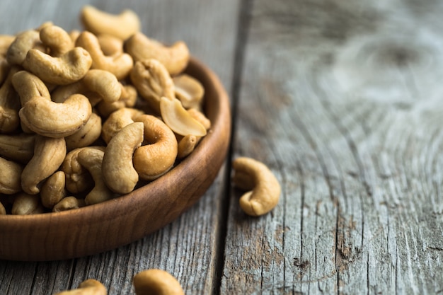 Geschälter Cashew in einer Zedernkiefernschale