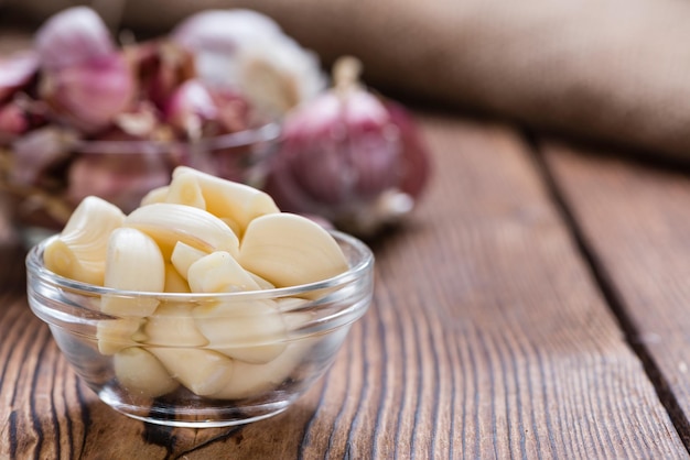 Geschälter Knoblauch auf Holz