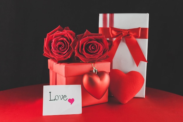 Geschenk-Boxen mit Schokolade und eine Liebe zur Kenntnis