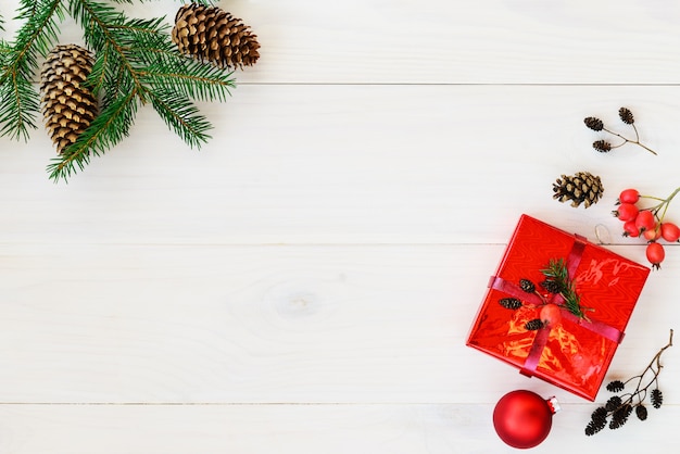 Geschenk für Weihnachten und Neujahr in einer roten Schachtel auf Holzuntergrund