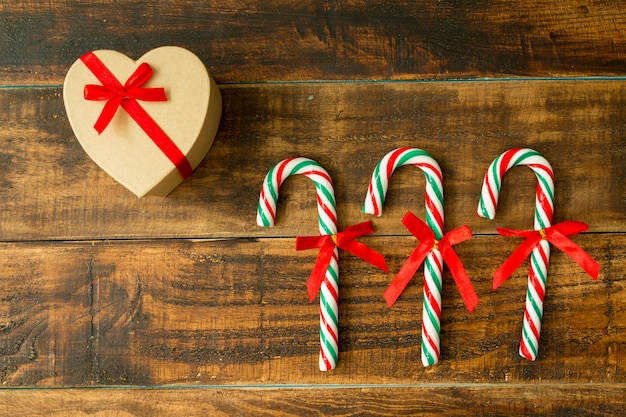 Foto geschenk für weihnachten und zuckerstangen mit band