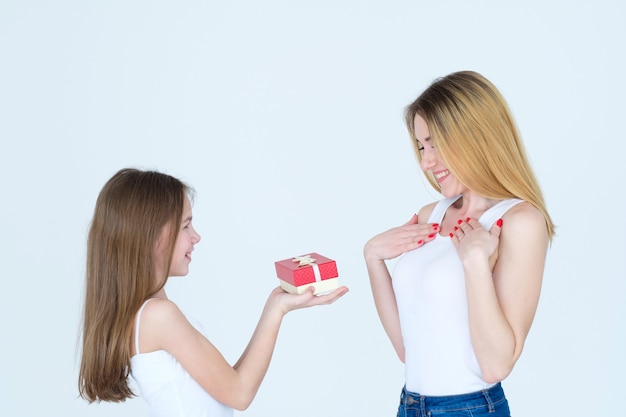 Geschenk in einem Geschenk für Mutter. Geburtstagsüberraschung. liebevolle Tochter- und Familienbeziehungen.