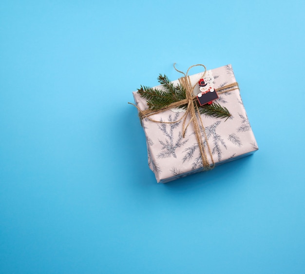 Geschenk in rosa Papier eingewickelt und mit einem braunen Seil gebunden