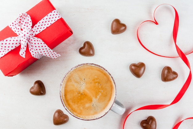 Geschenk, Kaffee und Süßigkeiten zum Valentinstag