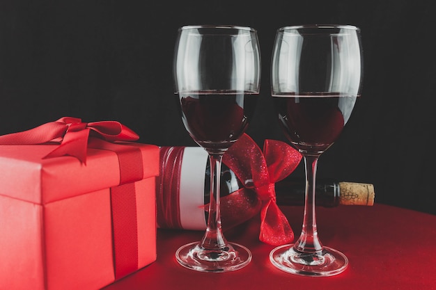 Geschenk mit einer Flasche Wein und zwei Gläser mit Rotwein