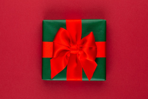Geschenk- oder Geschenkbox auf Farbtabelle Draufsicht. Flache Laienkomposition für Geburtstag, Muttertag oder Hochzeit.