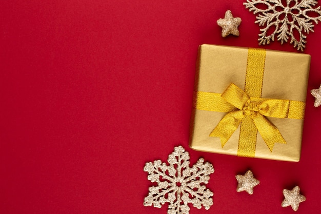 Geschenk- oder Geschenkbox auf Farbtabellen-Draufsicht. Flache Laienkomposition für Geburtstag, Muttertag oder Hochzeit.