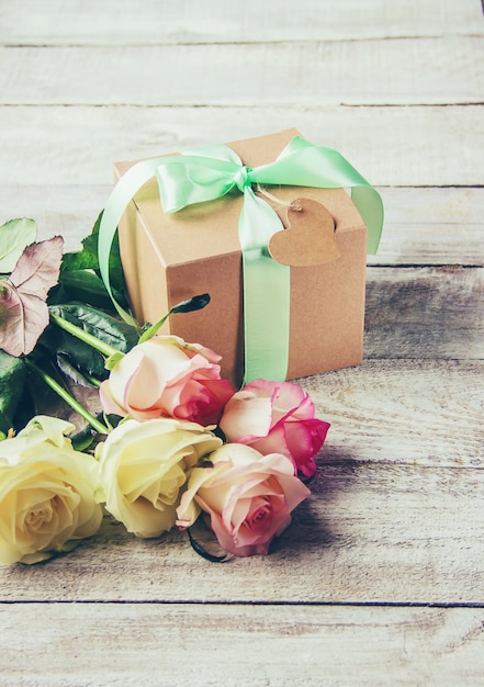 Geschenk und Blumen