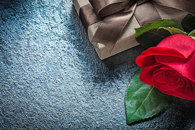 Geschenk und Rose