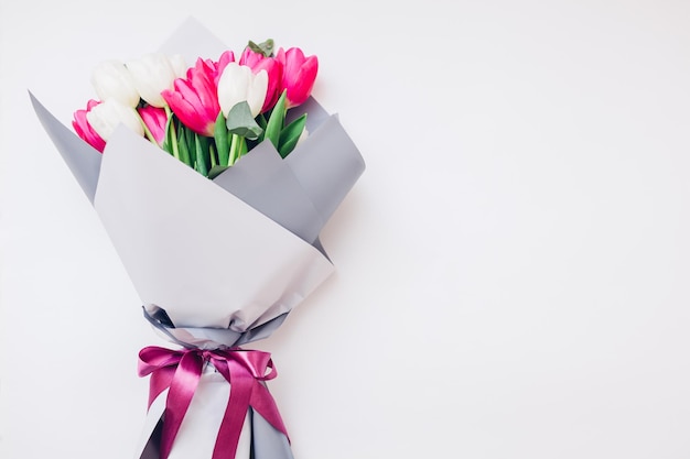 Geschenk zum Muttertag Frühlingsblumen zum Internationalen Frauentag Blumenstrauß aus weißen und rosa Tulpen Raum 8. März