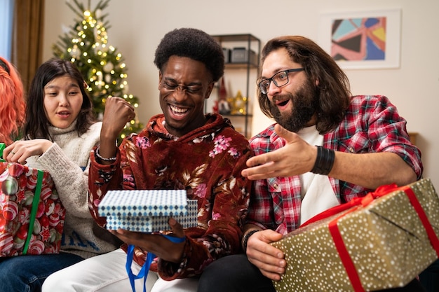 Geschenkauspackzeit Freunde schauen aufgeregt in ihre Kartons Überraschungsdiskurs