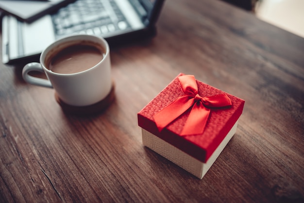 Geschenkbox auf dem Schreibtisch