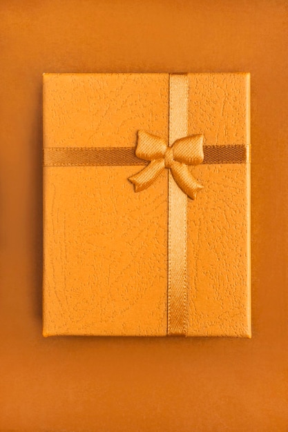 Geschenkbox auf gelbem Hintergrund