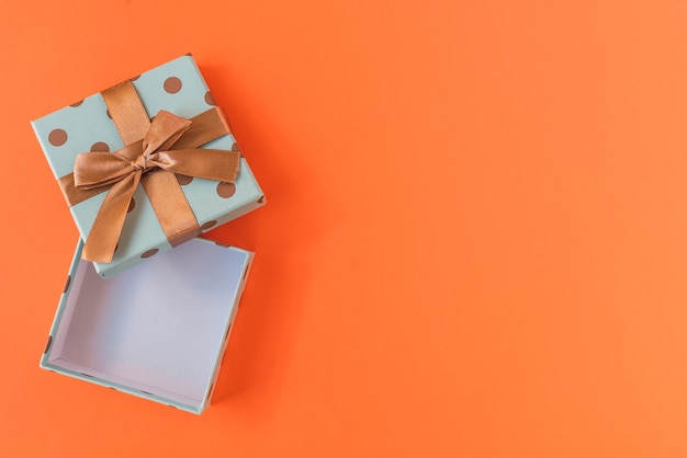 Geschenkbox auf orangefarbenem Hintergrund