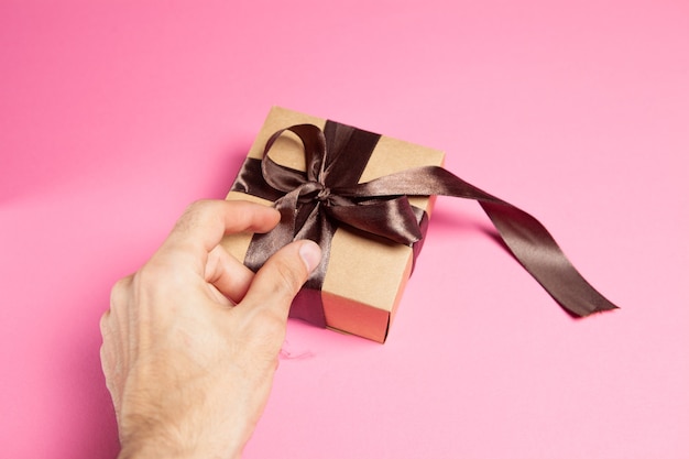 Geschenkbox auf rosa Hintergrund