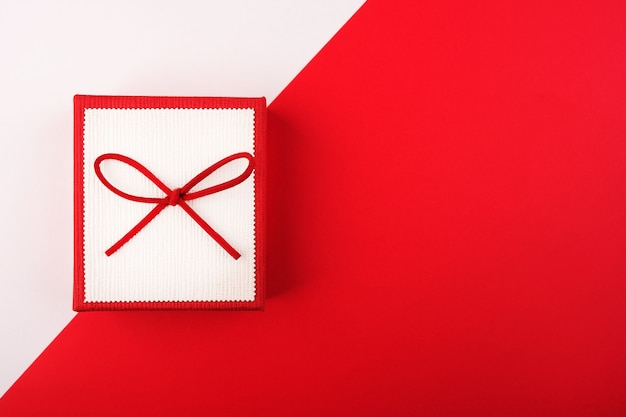 Foto geschenkbox auf rotem grund. draufsicht, kopierraum. platz für text. liebes- und feierkonzept.