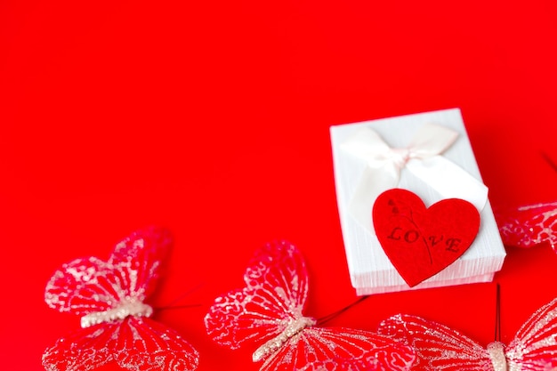 Geschenkbox auf rotem Hintergrund romantisches st. valentinstagkonzept des grußplatzes für ihren text
