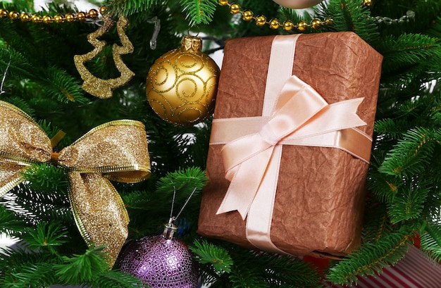Geschenkbox auf Weihnachtsbaum Nahaufnahme