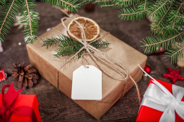 Geschenkbox aus Geschenkpapier mit Satinband. Frohe Weihnachten-Ferienkonzept.