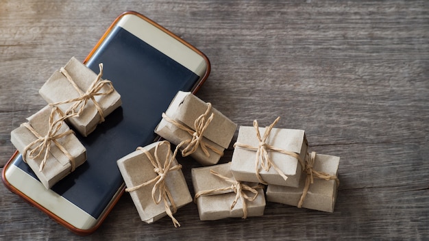 Foto geschenkbox aus vielen kleinen papieren auf mobil- und holzboden gelegt