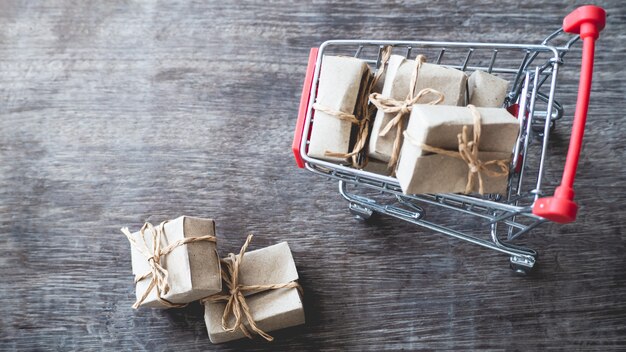 Foto geschenkbox aus vielen kleinen papieren in einem wagen