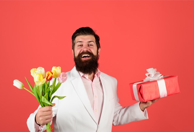 Geschenkbox Blumenstrauß lächelnder Mann halten Valentinstag Geschenk und Blumen Valentinstag glücklich