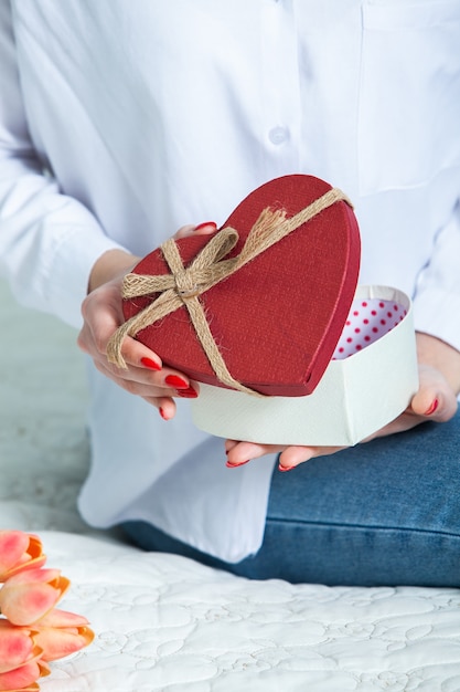 Geschenkbox des offenen roten Herzens des schönen Mädchens. Valentinstag Konzept