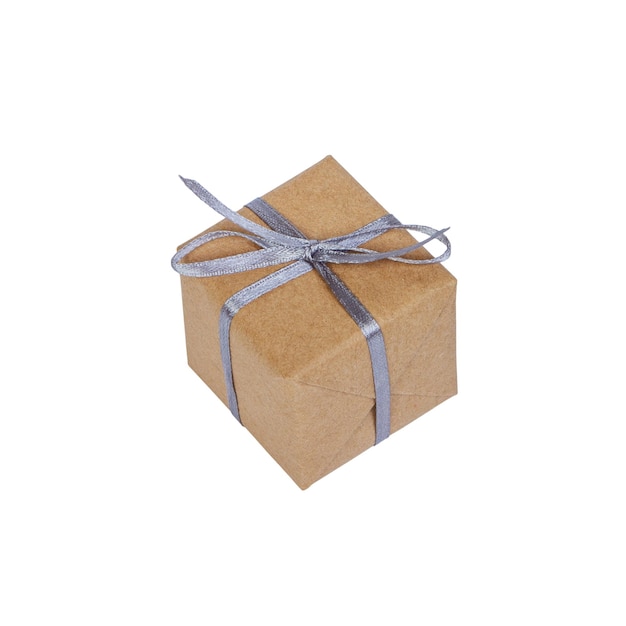Geschenkbox eingewickelt in braunes Recyclingpapier mit Draufsicht des silbernen Bandes lokalisiert auf dem Beschneidungspfad des weißen Hintergrundes eingeschlossen