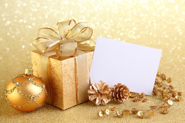 Geschenkbox in goldener Farbe mit Grußkarte