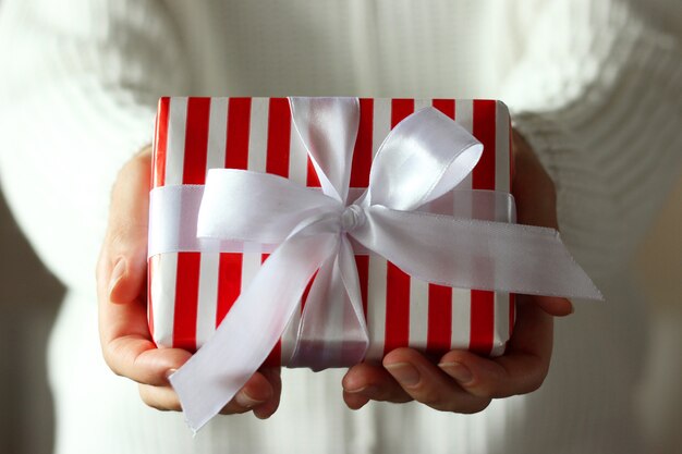 Geschenkbox in weiblichen Händen Urlaub geben Geschenk