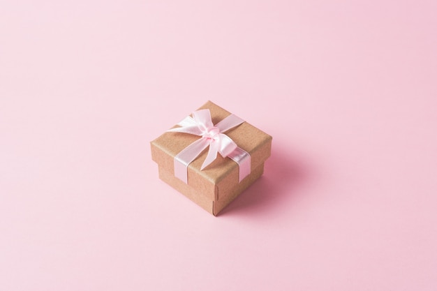 Geschenkbox isoliert auf rosa